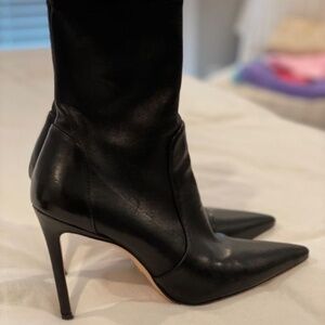 Stuart Weitzman 100 stretch booties size 6
